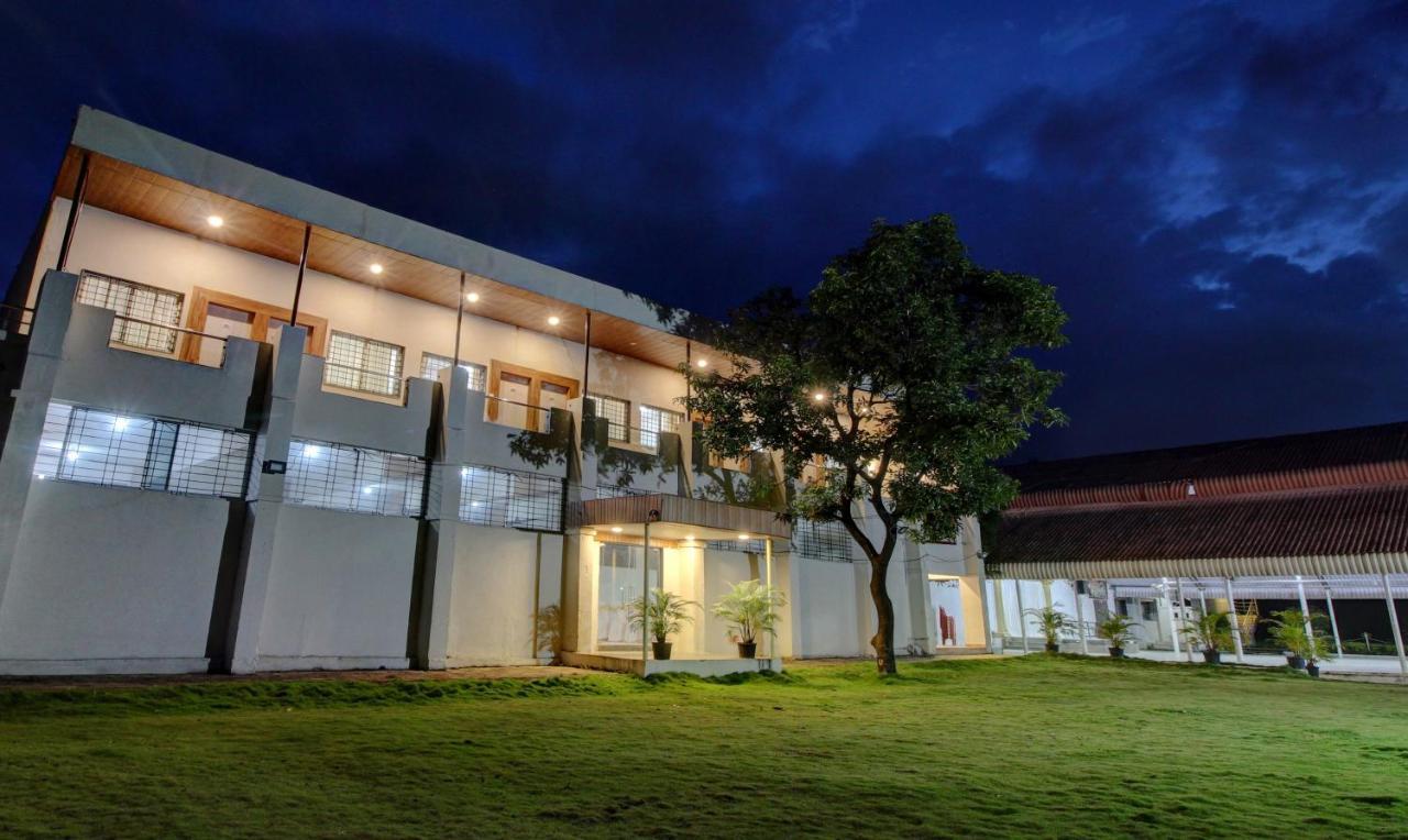 Sai Samrat Resort Satara Zewnętrze zdjęcie